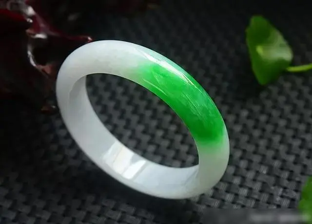 白底青翡翠手鐲